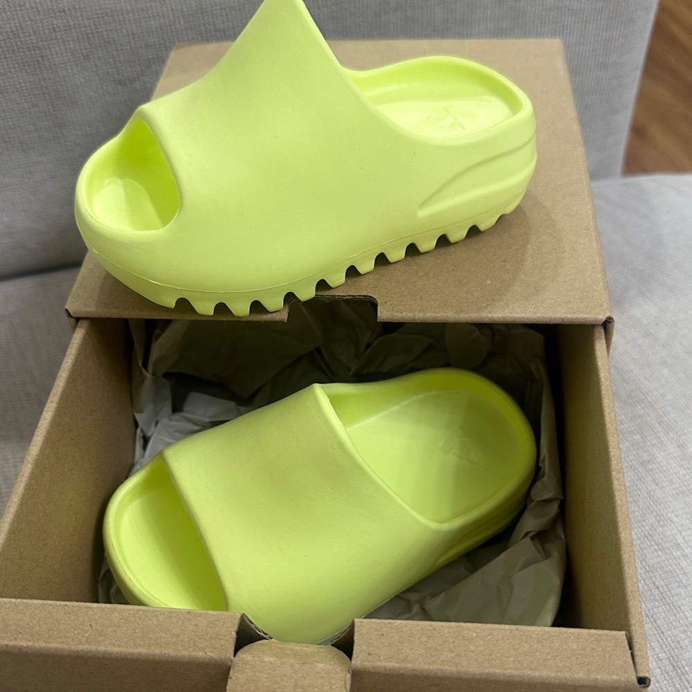 adidas Kids Bright Yellow Slide Sandals
With box ! Brand new and never worn